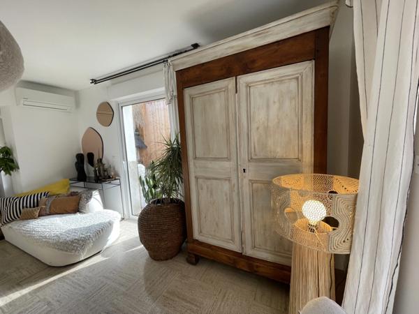 Maison de ville de 230m2 entièrement rénovée, composée de 4 chambres, terrasse et jardin à proximité du coeur de ville de Saumur.