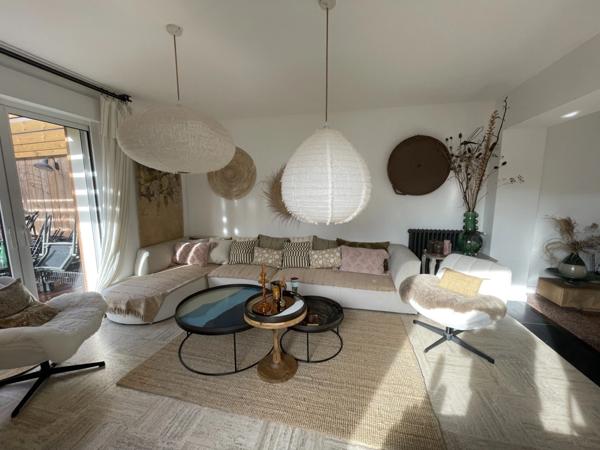 Maison de ville de 230m2 entièrement rénovée, composée de 4 chambres, terrasse et jardin à proximité du coeur de ville de Saumur.