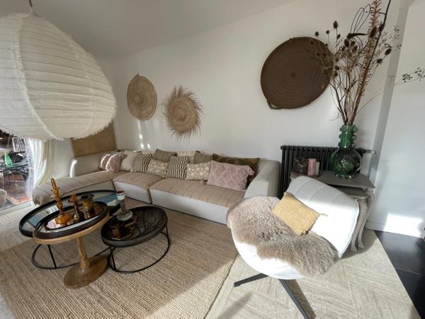 Maison de ville de 230m2 entièrement rénovée, composée de 4 chambres, terrasse et jardin à proximité du coeur de ville de Saumur.