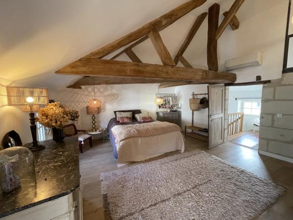 Maison de ville de 230m2 entièrement rénovée, composée de 4 chambres, terrasse et jardin à proximité du coeur de ville de Saumur.