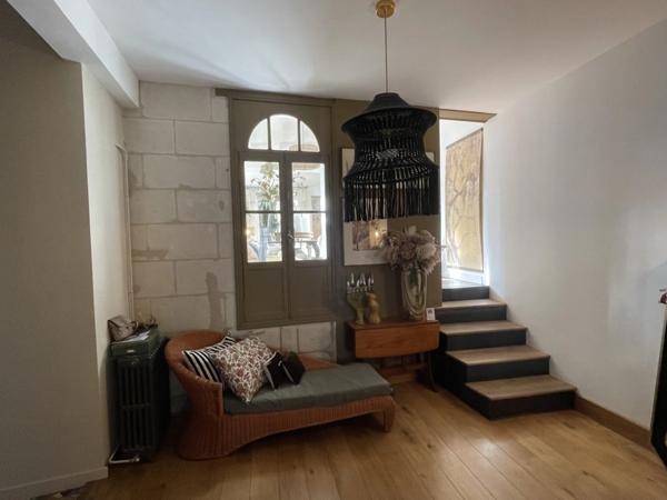 Maison de ville de 230m2 entièrement rénovée, composée de 4 chambres, terrasse et jardin à proximité du coeur de ville de Saumur.