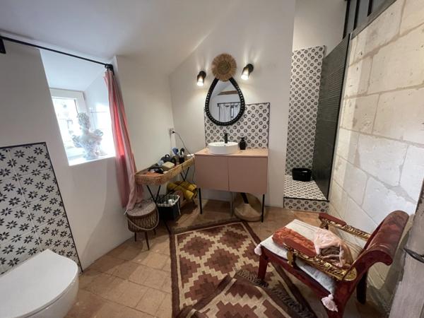 Maison de ville de 230m2 entièrement rénovée, composée de 4 chambres, terrasse et jardin à proximité du coeur de ville de Saumur.