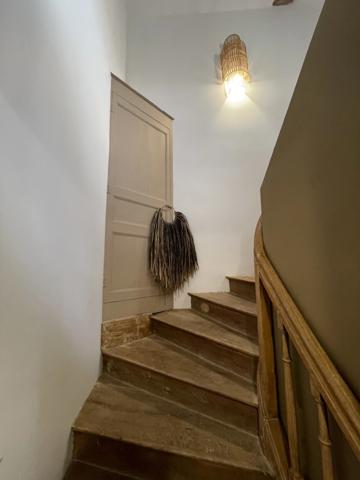 Maison de ville de 230m2 entièrement rénovée, composée de 4 chambres, terrasse et jardin à proximité du coeur de ville de Saumur.