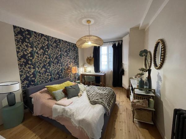 Maison de ville de 230m2 entièrement rénovée, composée de 4 chambres, terrasse et jardin à proximité du coeur de ville de Saumur.