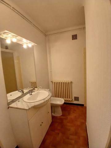 Bel appartement rénové avec balcon