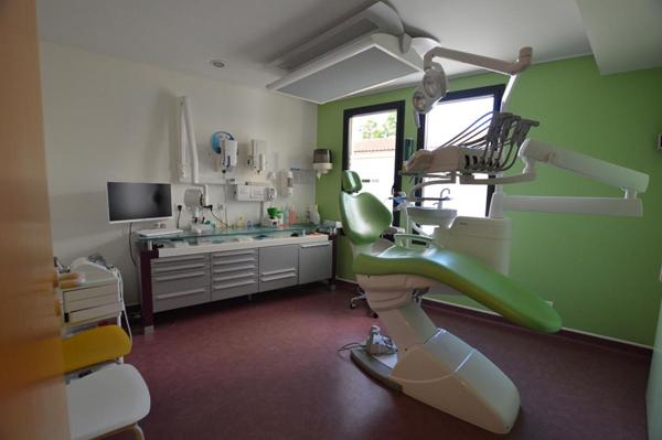 SECTEUR MONTPELLIER - Murs Commerciaux 143m²  avec 2 fauteils de chirurgien Dentiste