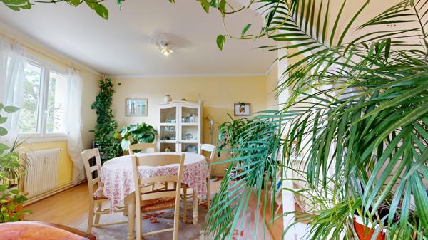 Saint-Cyr-sur-Loire T4 avec balcon, ascenseur, cave et parking