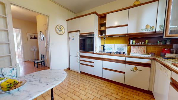 Saint-Cyr-sur-Loire T4 avec balcon, ascenseur, cave et parking