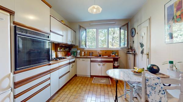 Saint-Cyr-sur-Loire T4 avec balcon, ascenseur, cave et parking