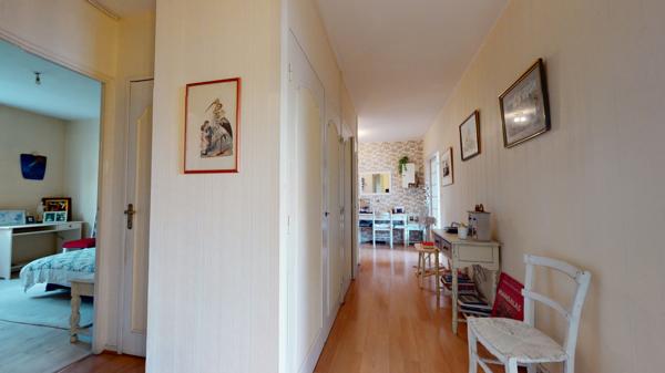 Saint-Cyr-sur-Loire T4 avec balcon, ascenseur, cave et parking
