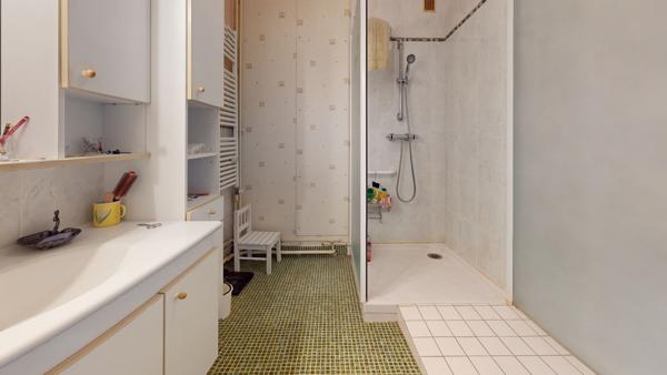 Saint-Cyr-sur-Loire T4 avec balcon, ascenseur, cave et parking