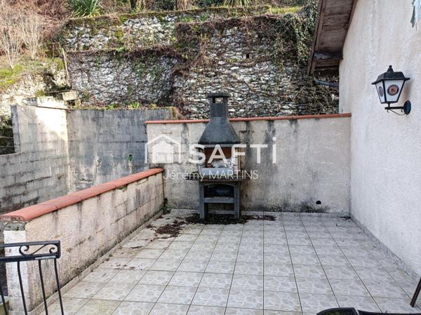 Maison avec local commercial en bord du Lot, idéale pour allier vie et activité professionnelle.