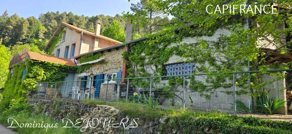 Nichée au cœur de la nature, sans vis-à-vis et avec une vue remarquable, grande maison de 7 (voir 8) chambres et de belles terrasses, offre un cadre de vie paisible et ressourçant.