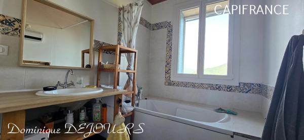 Nichée au cœur de la nature, sans vis-à-vis et avec une vue remarquable, grande maison de 7 (voir 8) chambres et de belles terrasses, offre un cadre de vie paisible et ressourçant.