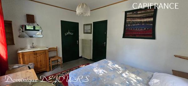 Nichée au cœur de la nature, sans vis-à-vis et avec une vue remarquable, grande maison de 7 (voir 8) chambres et de belles terrasses, offre un cadre de vie paisible et ressourçant.