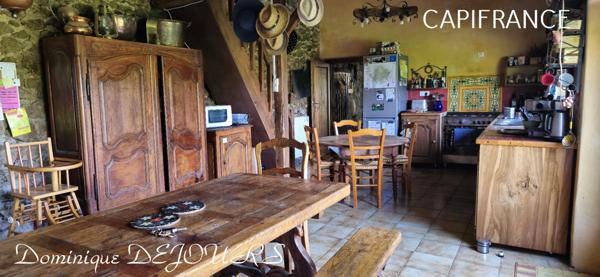 Nichée au cœur de la nature, sans vis-à-vis et avec une vue remarquable, grande maison de 7 (voir 8) chambres et de belles terrasses, offre un cadre de vie paisible et ressourçant.