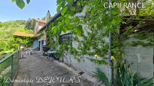 Nichée au cœur de la nature, sans vis-à-vis et avec une vue remarquable, grande maison de 7 (voir 8) chambres et de belles terrasses, offre un cadre de vie paisible et ressourçant.