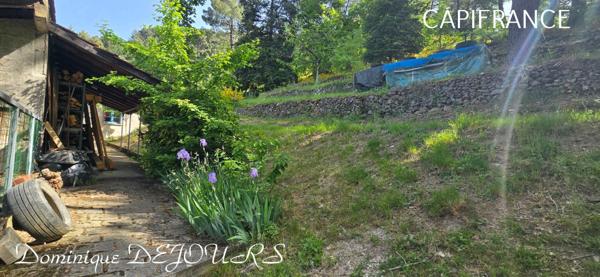 Nichée au cœur de la nature, sans vis-à-vis et avec une vue remarquable, grande maison de 7 (voir 8) chambres et de belles terrasses, offre un cadre de vie paisible et ressourçant.