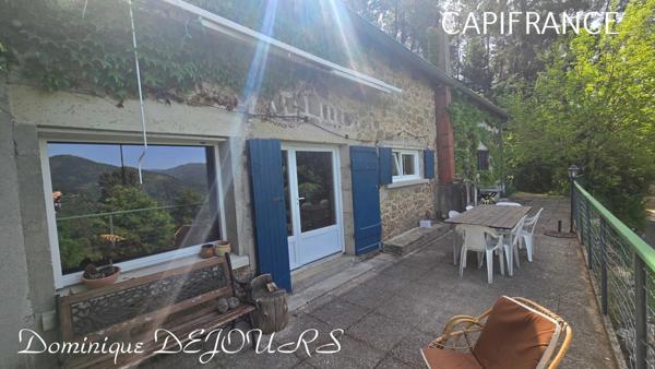 Nichée au cœur de la nature, sans vis-à-vis et avec une vue remarquable, grande maison de 7 (voir 8) chambres et de belles terrasses, offre un cadre de vie paisible et ressourçant.