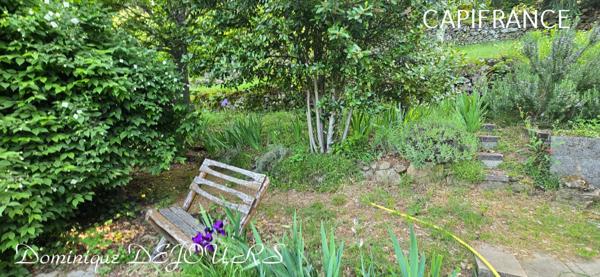 Nichée au cœur de la nature, sans vis-à-vis et avec une vue remarquable, grande maison de 7 (voir 8) chambres et de belles terrasses, offre un cadre de vie paisible et ressourçant.