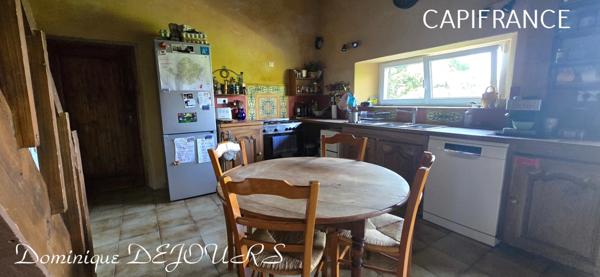 Nichée au cœur de la nature, sans vis-à-vis et avec une vue remarquable, grande maison de 7 (voir 8) chambres et de belles terrasses, offre un cadre de vie paisible et ressourçant.