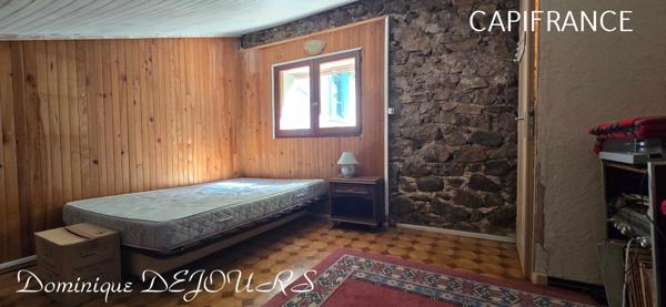 Nichée au cœur de la nature, sans vis-à-vis et avec une vue remarquable, grande maison de 7 (voir 8) chambres et de belles terrasses, offre un cadre de vie paisible et ressourçant.