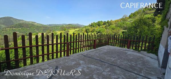 Nichée au cœur de la nature, sans vis-à-vis et avec une vue remarquable, grande maison de 7 (voir 8) chambres et de belles terrasses, offre un cadre de vie paisible et ressourçant.