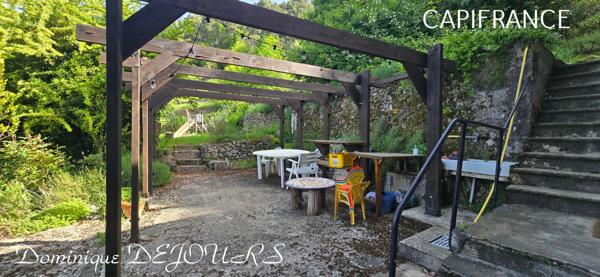 Nichée au cœur de la nature, sans vis-à-vis et avec une vue remarquable, grande maison de 7 (voir 8) chambres et de belles terrasses, offre un cadre de vie paisible et ressourçant.