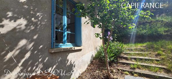 Nichée au cœur de la nature, sans vis-à-vis et avec une vue remarquable, grande maison de 7 (voir 8) chambres et de belles terrasses, offre un cadre de vie paisible et ressourçant.