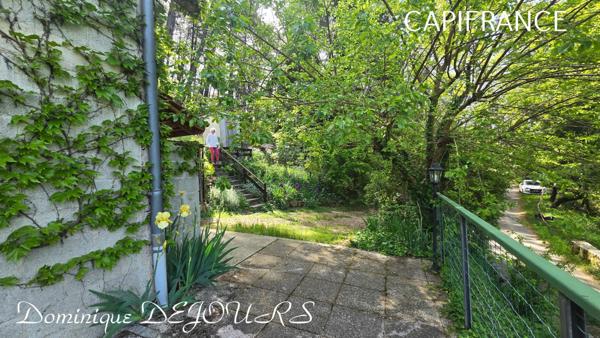 Nichée au cœur de la nature, sans vis-à-vis et avec une vue remarquable, grande maison de 7 (voir 8) chambres et de belles terrasses, offre un cadre de vie paisible et ressourçant.