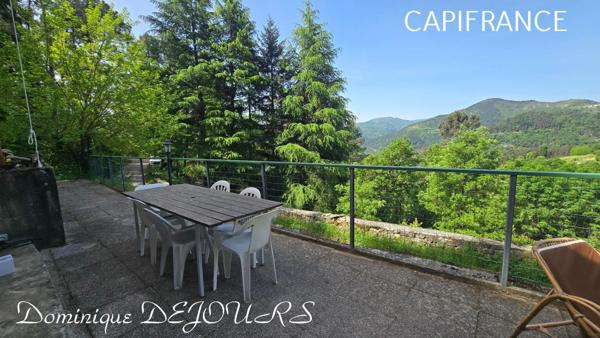 Nichée au cœur de la nature, sans vis-à-vis et avec une vue remarquable, grande maison de 7 (voir 8) chambres et de belles terrasses, offre un cadre de vie paisible et ressourçant.