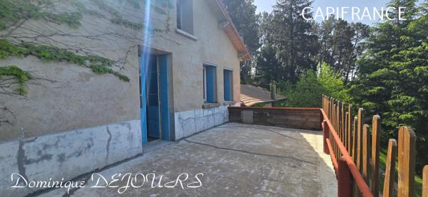 Nichée au cœur de la nature, sans vis-à-vis et avec une vue remarquable, grande maison de 7 (voir 8) chambres et de belles terrasses, offre un cadre de vie paisible et ressourçant.