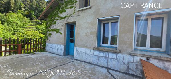 Nichée au cœur de la nature, sans vis-à-vis et avec une vue remarquable, grande maison de 7 (voir 8) chambres et de belles terrasses, offre un cadre de vie paisible et ressourçant.