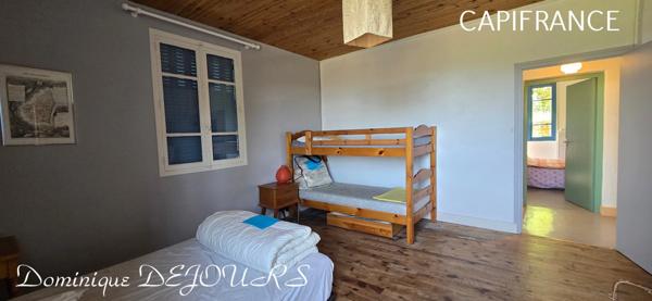 Nichée au cœur de la nature, sans vis-à-vis et avec une vue remarquable, grande maison de 7 (voir 8) chambres et de belles terrasses, offre un cadre de vie paisible et ressourçant.