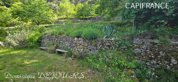 Nichée au cœur de la nature, sans vis-à-vis et avec une vue remarquable, grande maison de 7 (voir 8) chambres et de belles terrasses, offre un cadre de vie paisible et ressourçant.