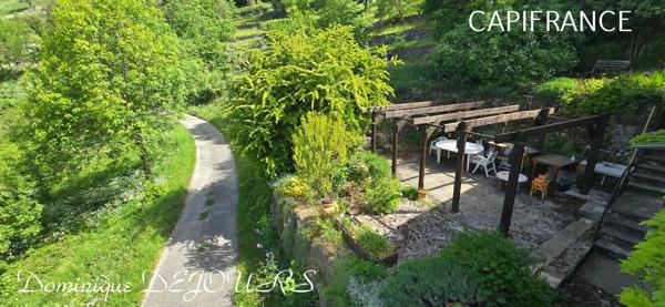 Nichée au cœur de la nature, sans vis-à-vis et avec une vue remarquable, grande maison de 7 (voir 8) chambres et de belles terrasses, offre un cadre de vie paisible et ressourçant.