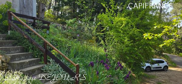 Nichée au cœur de la nature, sans vis-à-vis et avec une vue remarquable, grande maison de 7 (voir 8) chambres et de belles terrasses, offre un cadre de vie paisible et ressourçant.