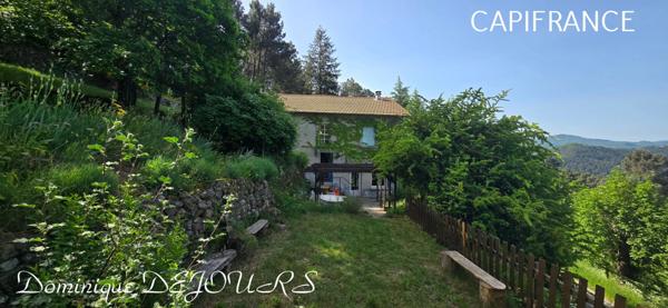 Nichée au cœur de la nature, sans vis-à-vis et avec une vue remarquable, grande maison de 7 (voir 8) chambres et de belles terrasses, offre un cadre de vie paisible et ressourçant.