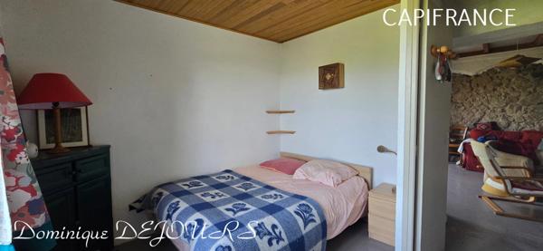 Nichée au cœur de la nature, sans vis-à-vis et avec une vue remarquable, grande maison de 7 (voir 8) chambres et de belles terrasses, offre un cadre de vie paisible et ressourçant.