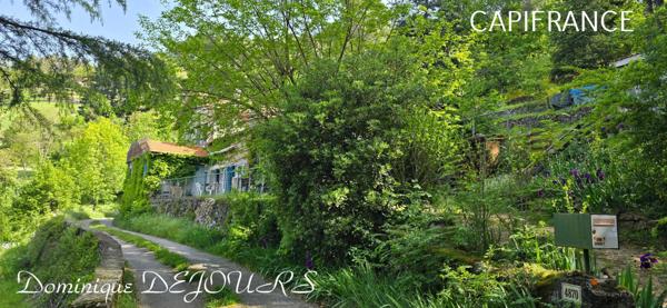 Nichée au cœur de la nature, sans vis-à-vis et avec une vue remarquable, grande maison de 7 (voir 8) chambres et de belles terrasses, offre un cadre de vie paisible et ressourçant.