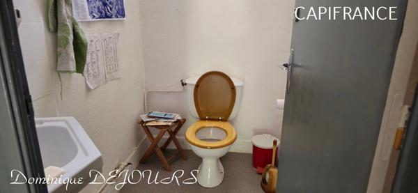 Nichée au cœur de la nature, sans vis-à-vis et avec une vue remarquable, grande maison de 7 (voir 8) chambres et de belles terrasses, offre un cadre de vie paisible et ressourçant.