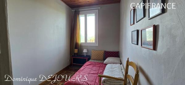 Nichée au cœur de la nature, sans vis-à-vis et avec une vue remarquable, grande maison de 7 (voir 8) chambres et de belles terrasses, offre un cadre de vie paisible et ressourçant.