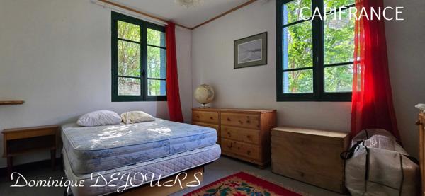 Nichée au cœur de la nature, sans vis-à-vis et avec une vue remarquable, grande maison de 7 (voir 8) chambres et de belles terrasses, offre un cadre de vie paisible et ressourçant.