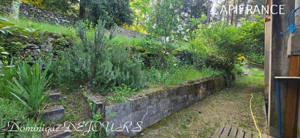 Nichée au cœur de la nature, sans vis-à-vis et avec une vue remarquable, grande maison de 7 (voir 8) chambres et de belles terrasses, offre un cadre de vie paisible et ressourçant.