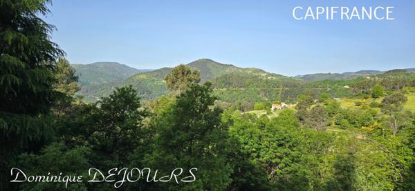 Nichée au cœur de la nature, sans vis-à-vis et avec une vue remarquable, grande maison de 7 (voir 8) chambres et de belles terrasses, offre un cadre de vie paisible et ressourçant.