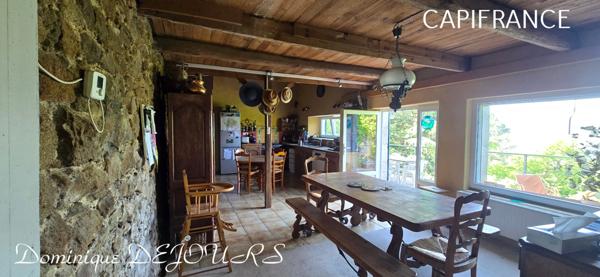 Nichée au cœur de la nature, sans vis-à-vis et avec une vue remarquable, grande maison de 7 (voir 8) chambres et de belles terrasses, offre un cadre de vie paisible et ressourçant.