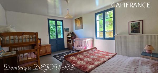 Nichée au cœur de la nature, sans vis-à-vis et avec une vue remarquable, grande maison de 7 (voir 8) chambres et de belles terrasses, offre un cadre de vie paisible et ressourçant.