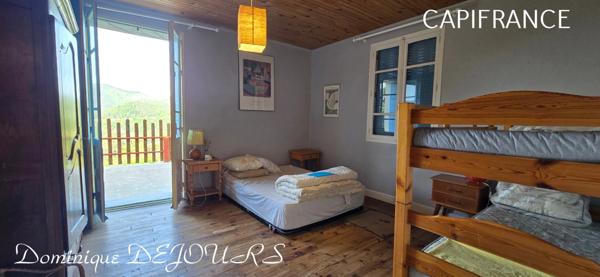 Nichée au cœur de la nature, sans vis-à-vis et avec une vue remarquable, grande maison de 7 (voir 8) chambres et de belles terrasses, offre un cadre de vie paisible et ressourçant.