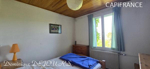 Nichée au cœur de la nature, sans vis-à-vis et avec une vue remarquable, grande maison de 7 (voir 8) chambres et de belles terrasses, offre un cadre de vie paisible et ressourçant.