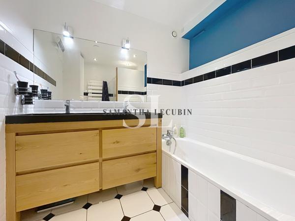 Maison
         7 pièces
        - 145 m² Bien prestige 698 000 € *